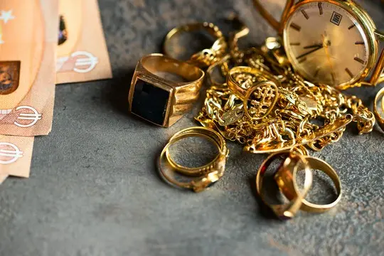 złoty zegarek i pierścienie