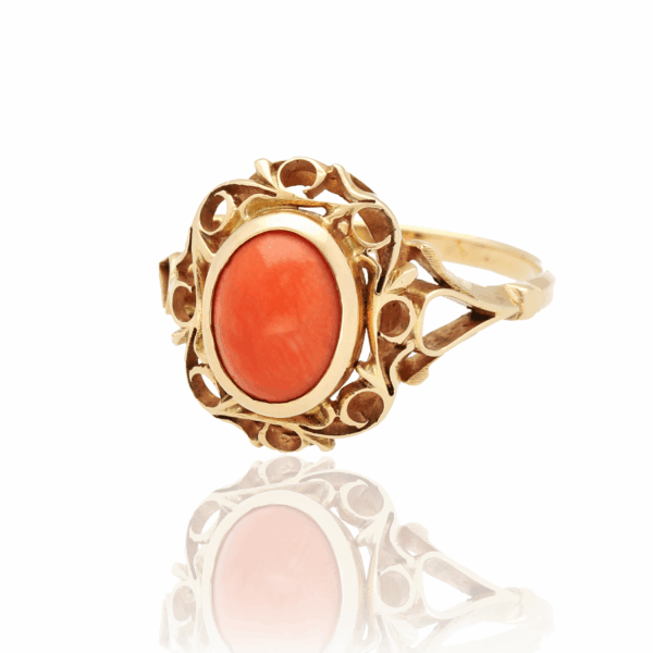 Pierścionek z żółtego złota z koralem naturalnym