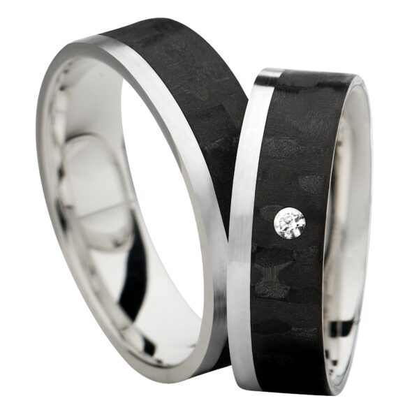 Obrączki z carbonu i ze srebra z brylantem