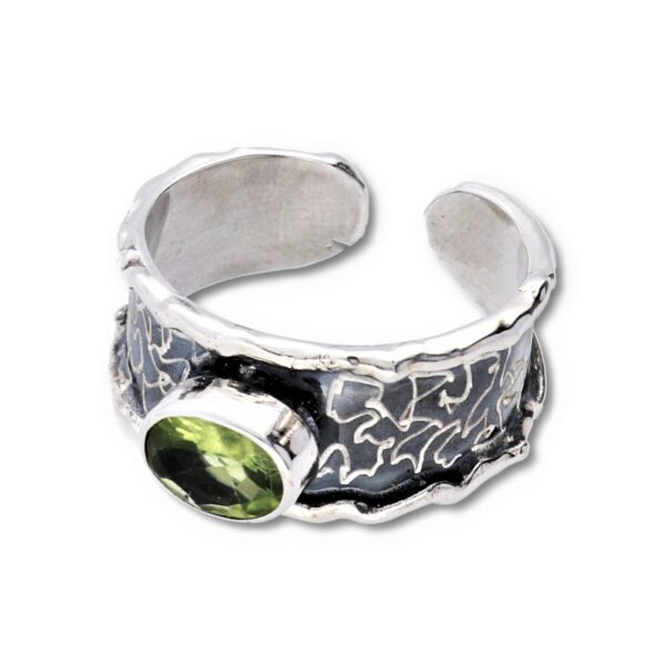 Pierścionek ze srebra oksydowanego z oliwinem naturalnym