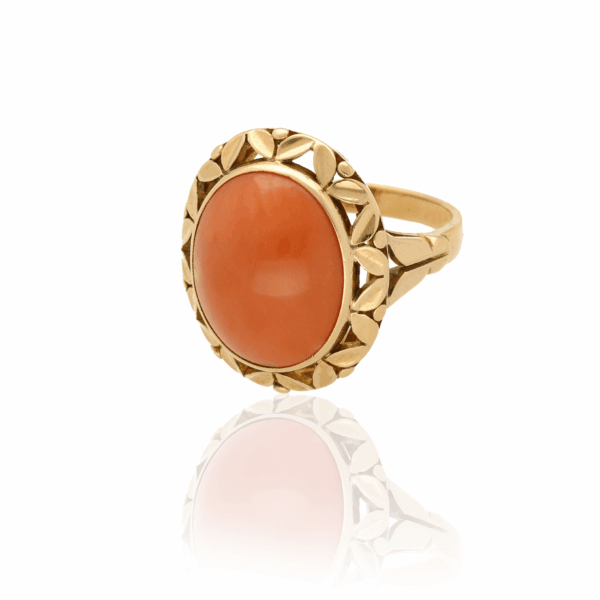 Pierścionek z żółtego złota z koralem naturalnym
