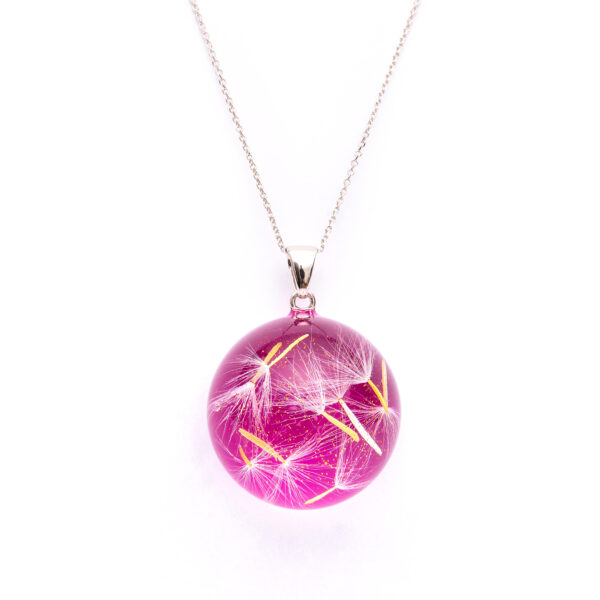 Naszyjnik z rubinem i nasionami dmuchawca zatopionymi w żywicy