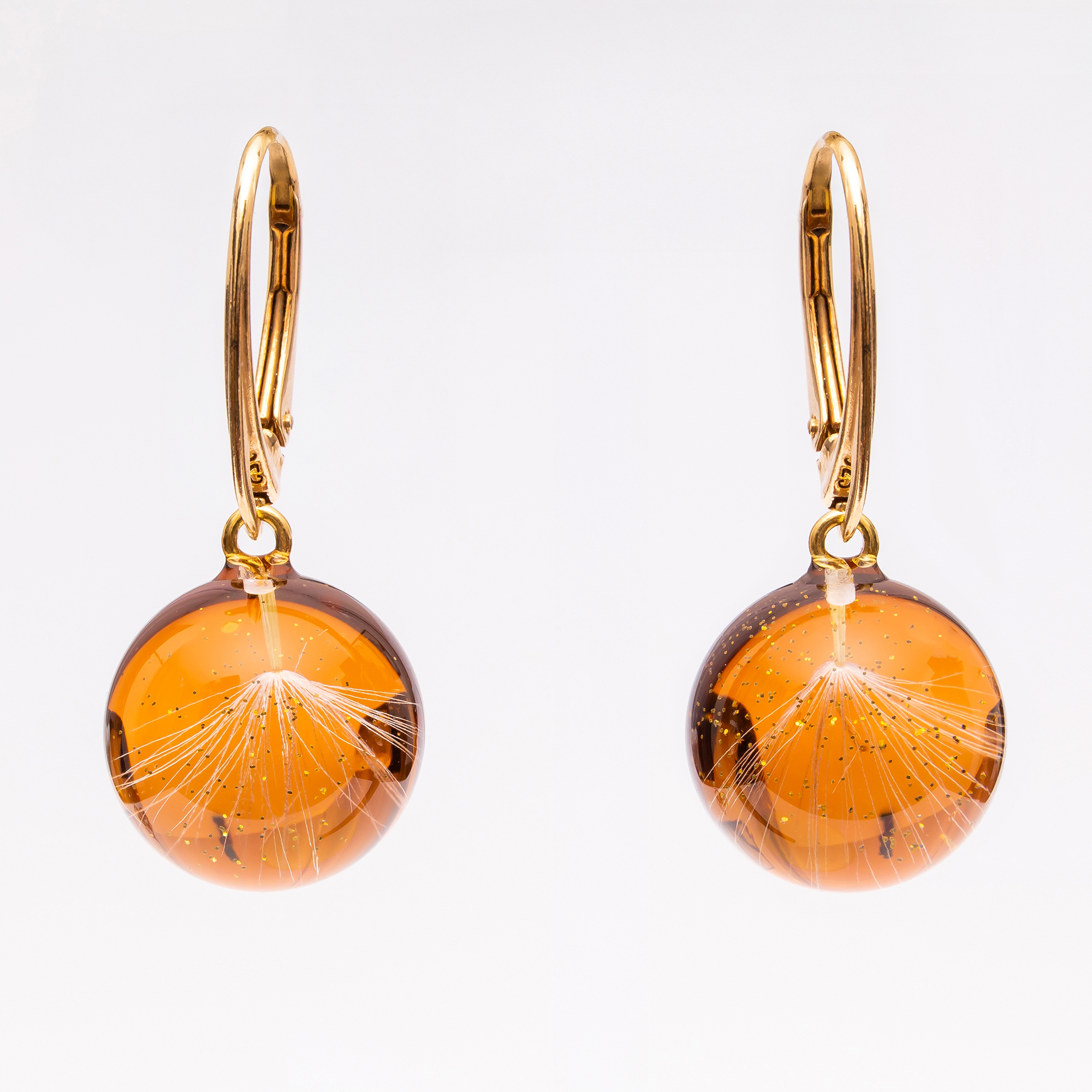 Kolczyki z kamieniem słonecznym i nasionami dmuchawca zatopionymi w żywicy