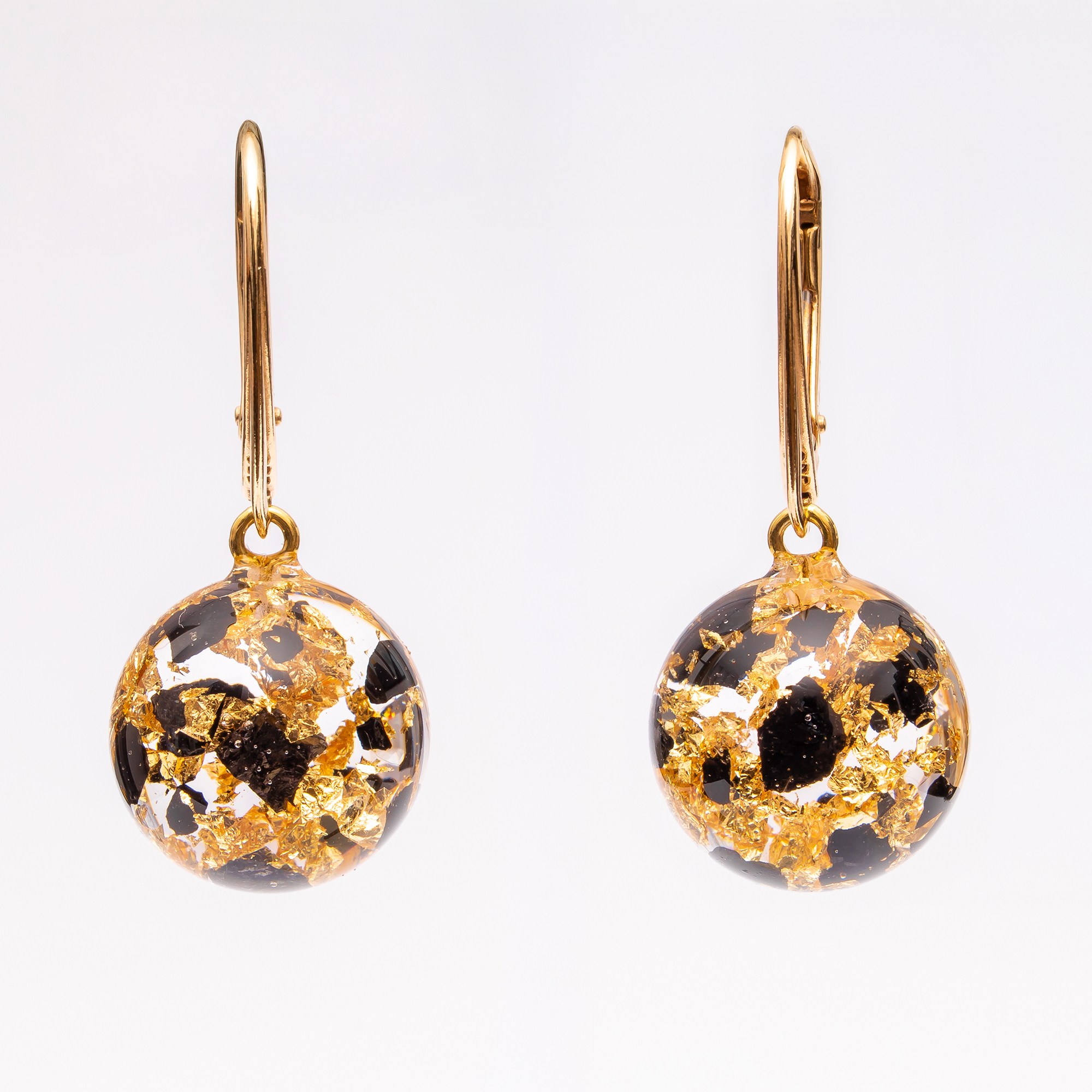 Kolczyki z hematytem i nasionami dmuchawca zatopionymi w żywicy