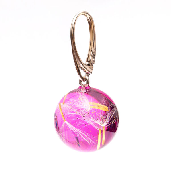 Kolczyki z rubinem i nasionami dmuchawca zatopionymi w żywicy