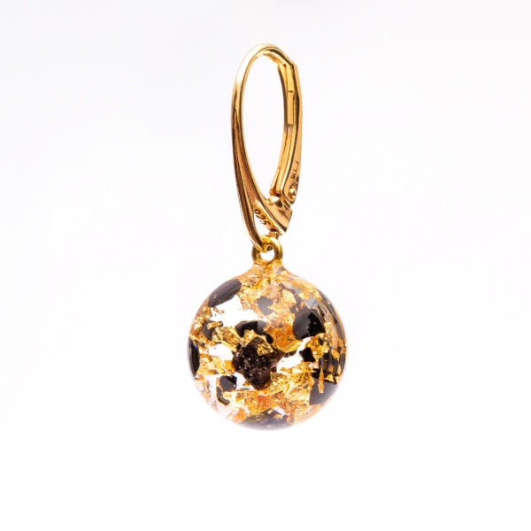 Kolczyki z hematytem i nasionami dmuchawca zatopionymi w żywicy