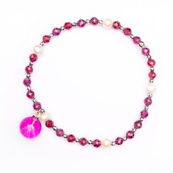 Bransoletka z rubinem i perłą oraz nasionami dmuchawca zatopionymi w żywicy