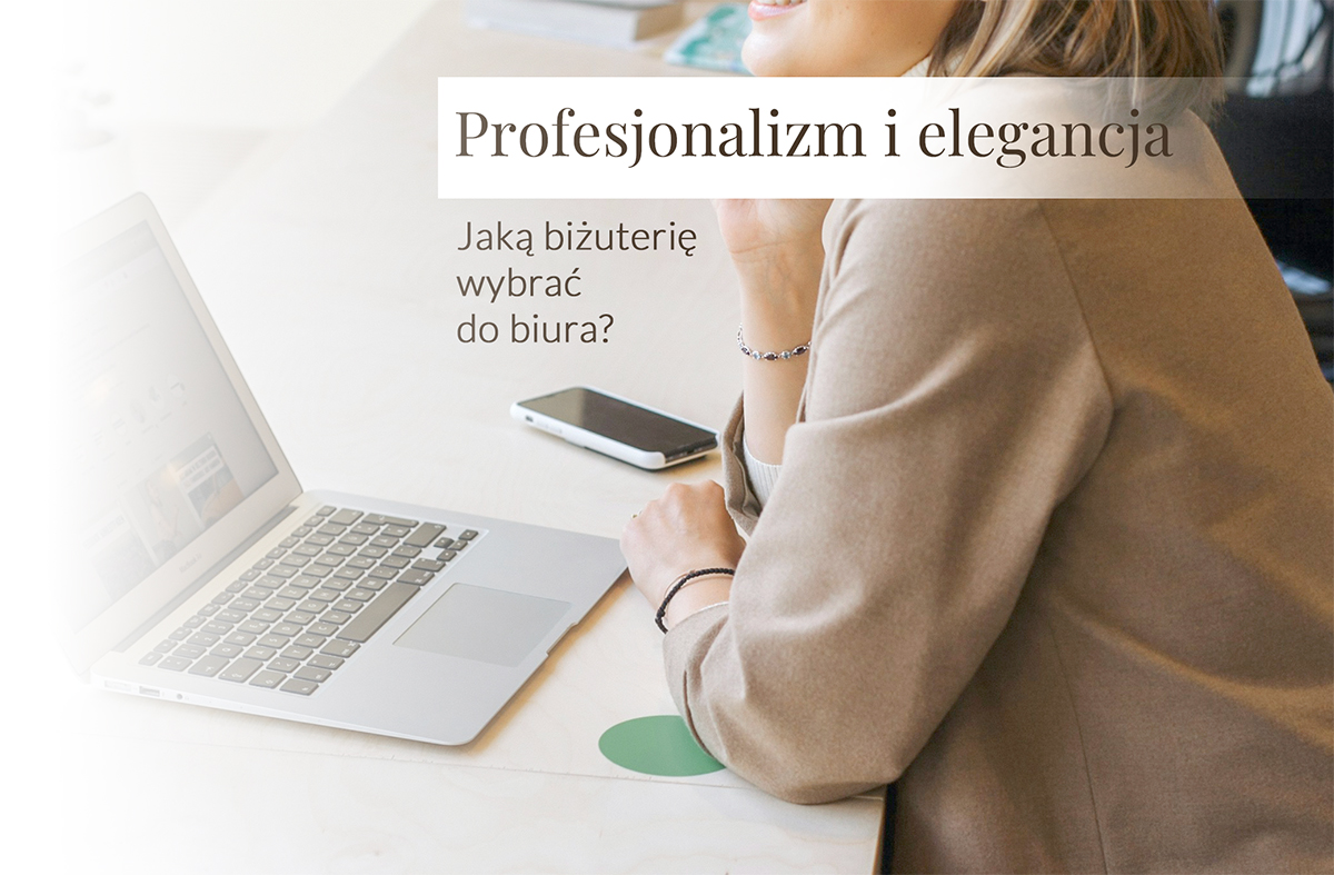 Elegancka kobieta w biurze przy laptopie, delikatna biżuteria do pracy – inspiracja z artykułu „Jaką biżuterię wybrać do biura?” o biżuterii damskiej do stylizacji biznesowych.