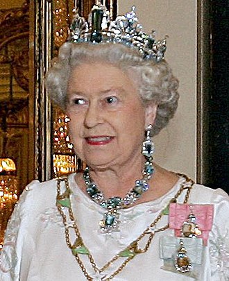 Królowa Elżbieta II w diademie Brazilian Aquamarine Tiara z akwamarynami