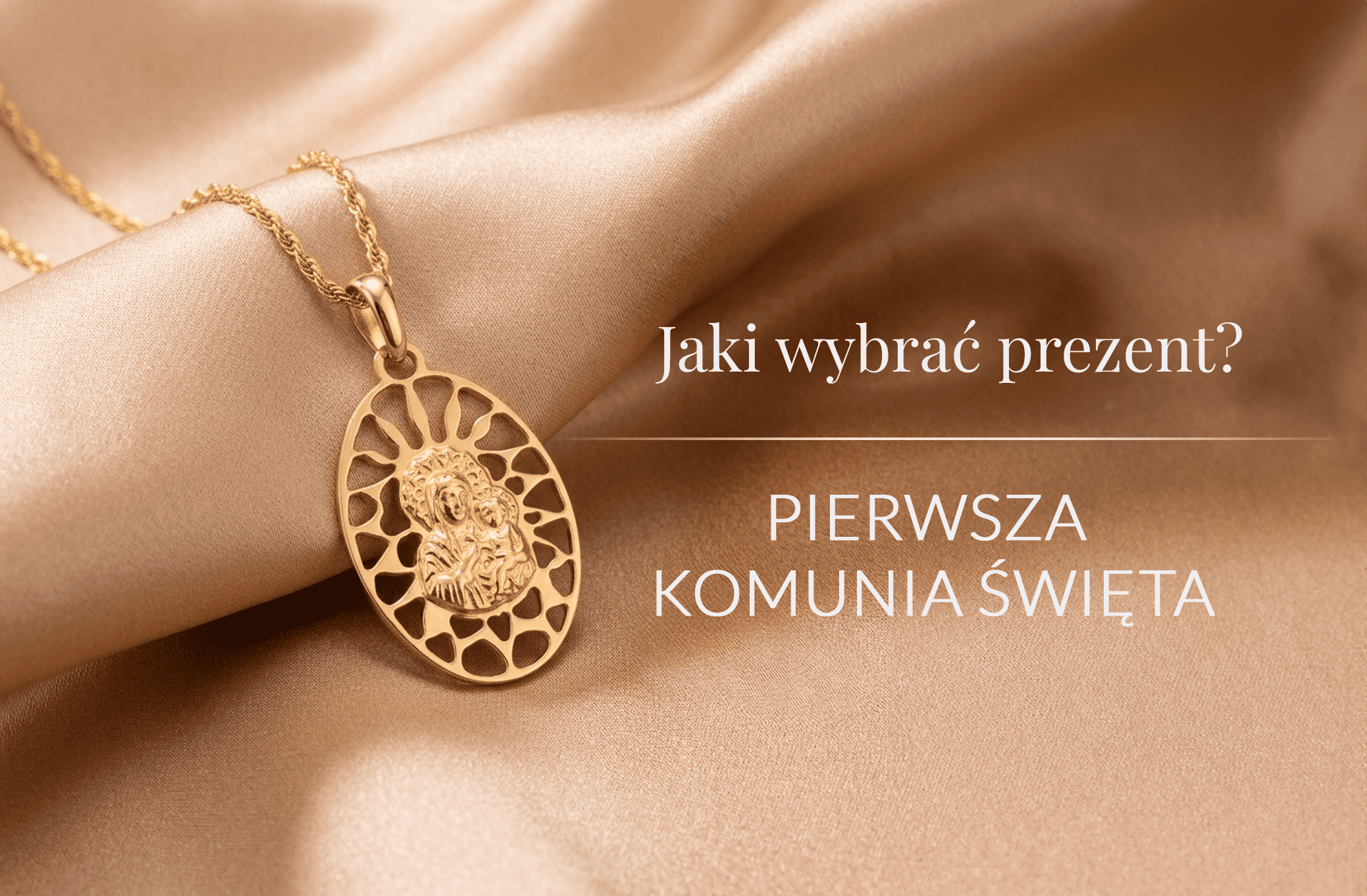 Zdjęcie przedstawia złoty, ażurowy medalik z wizerunkiem Matki Boskiej z Dzieciątkiem, leżący na pofałdowanym, błyszczącym materiale w kolorze beżu. Po prawej stronie znajduje się biały napis o tematyce pierwszej komunii.